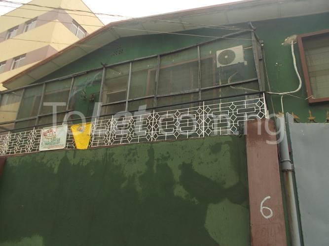 3 bedroom Flat / Apartment for rent Olumo Street Yaba Yaba Lagos - 0