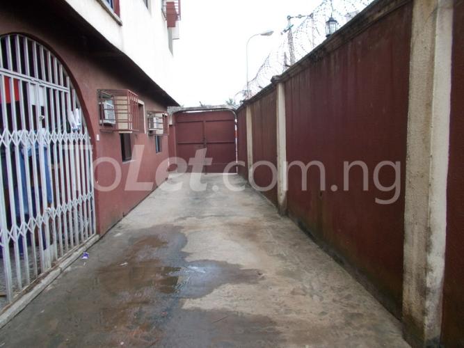 3 bedroom Flat / Apartment for rent 1, Banana Close, Oshodi Expressway Oshodi Lagos