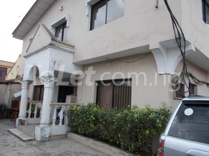 3 bedroom Flat / Apartment for rent 52 Queens Street Beside Sweet Sensation Yaba Yaba Lagos - 0