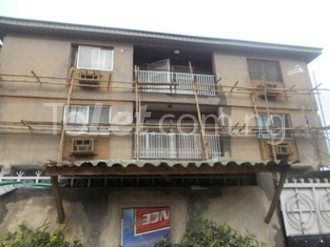 3 bedroom Flat / Apartment for rent Akinsurulere Street. Surulere Surulere Lagos