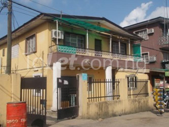 3 bedroom Flat / Apartment for rent Oyadiran Estate, By Karimu Close, Yaba Yaba Lagos - 0