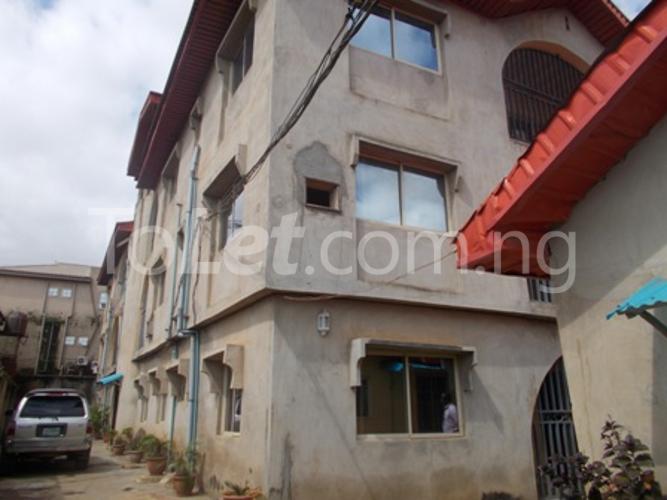 4 bedroom Flat / Apartment for rent Azeez Oloka Street, Off Mama Okiki Road, Oshodi Expressway Oshodi Lagos