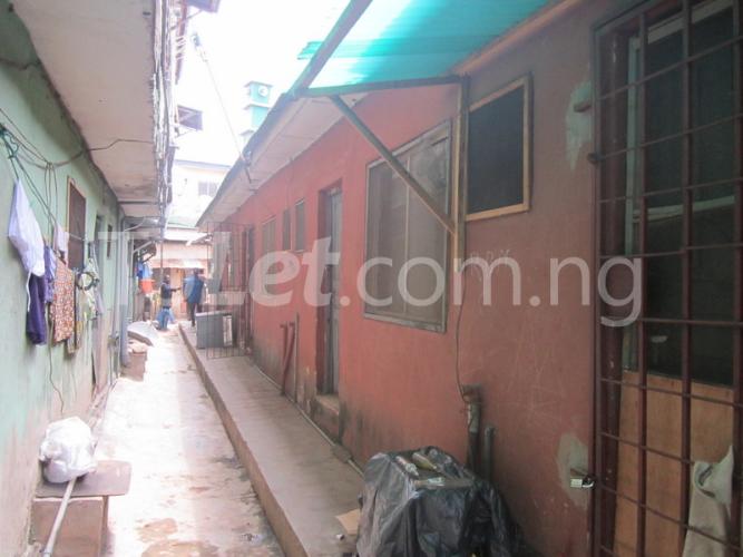 1 bedroom Flat / Apartment for rent Fakunle Street, Fola Agoro Shomolu Shomolu Lagos