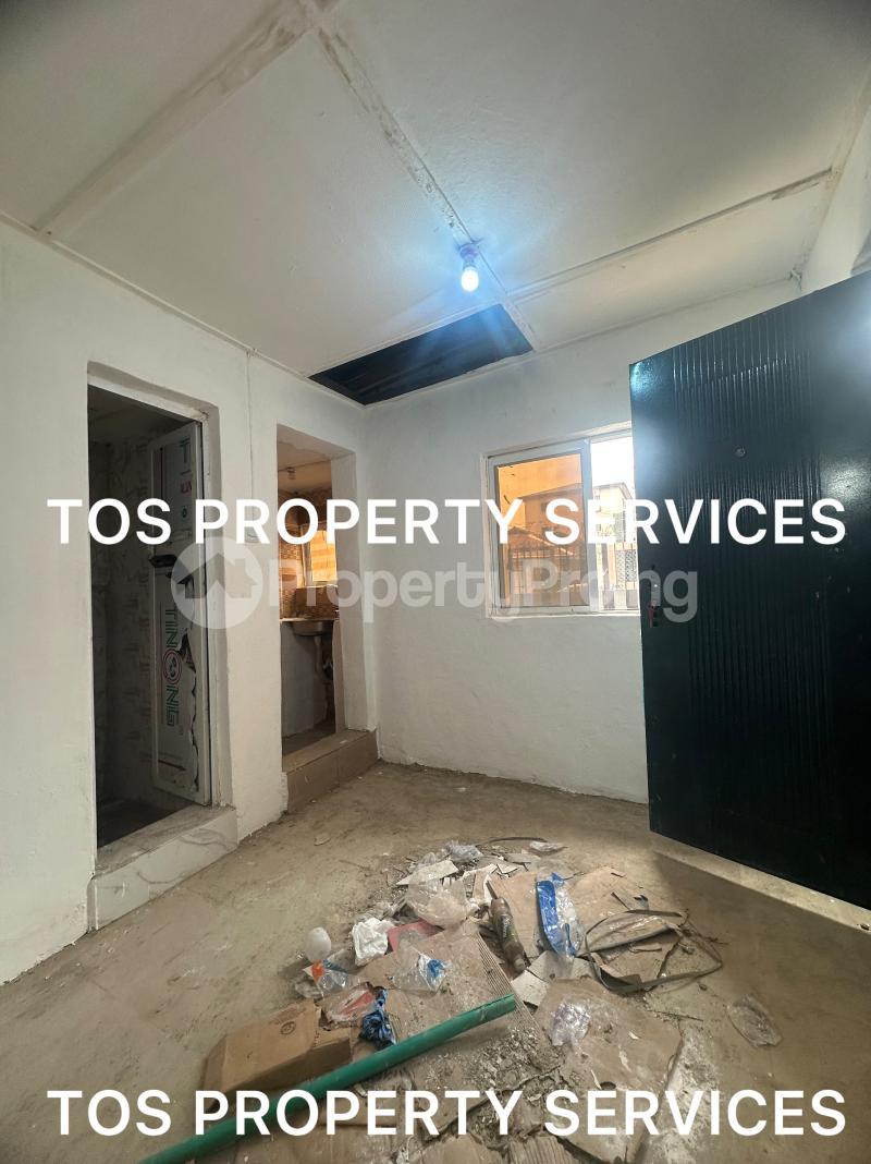 Flat / Apartment for rent Alagomeji, Yaba, Lagos. Alagomeji Yaba Lagos