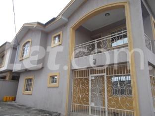 3 bedroom Flat / Apartment for rent No 62 B Adeyemo Apapo Street. Ojodu Ojodu Lagos