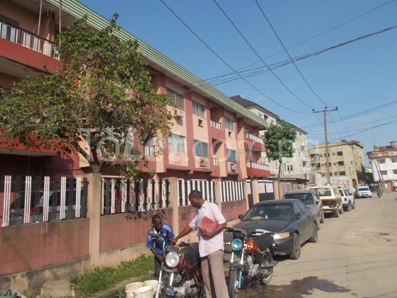1 bedroom Flat / Apartment for rent Marayesa Street Off Oladimeji Street. Surulere Surulere Lagos