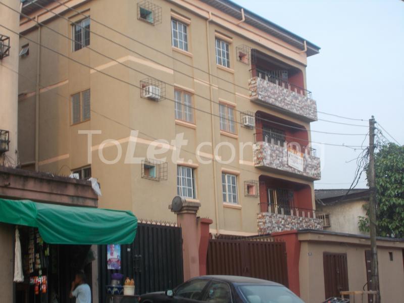 3 bedroom Flat / Apartment for rent Alhaji Asiri Akofa Street, Surulere Surulere Lagos