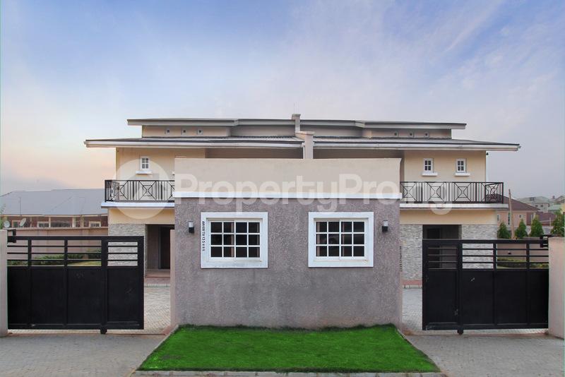 6 bedroom House for sale 69th Road Gwarinpa Abuja