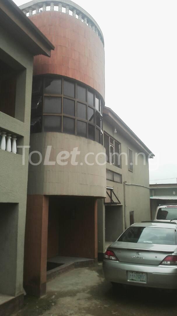 3 bedroom Flat / Apartment for rent Oyadiran Estate. Sabo Yaba Lagos