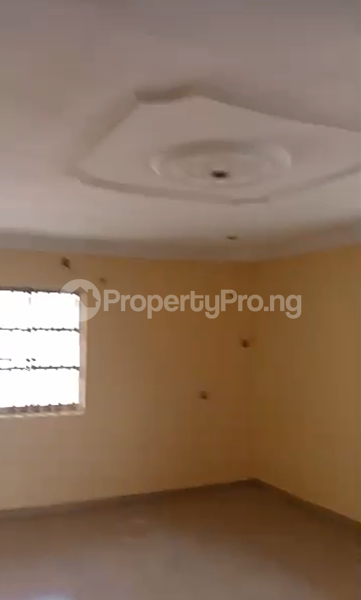 3 bedroom Flat / Apartment for rent Oloogbo Area, Ologunerun Ibadan Oyo