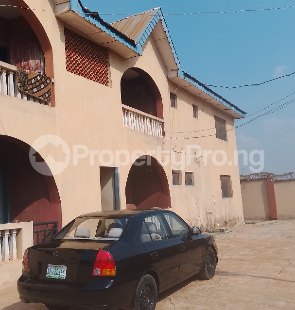 3 bedroom Flat / Apartment for rent Dzengolf Area, Iyana Church Ibadan Oyo