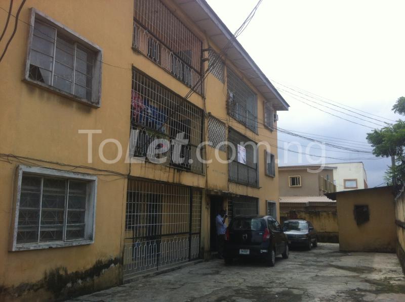 3 bedroom Flat / Apartment for rent Obanikoro B/sop Ikorodu road(Ilupeju) Ilupeju Lagos