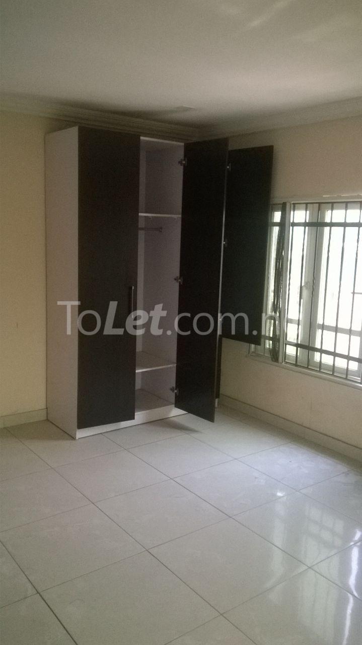 3 bedroom Flat / Apartment for sale Onigbongbo Mende Maryland Lagos