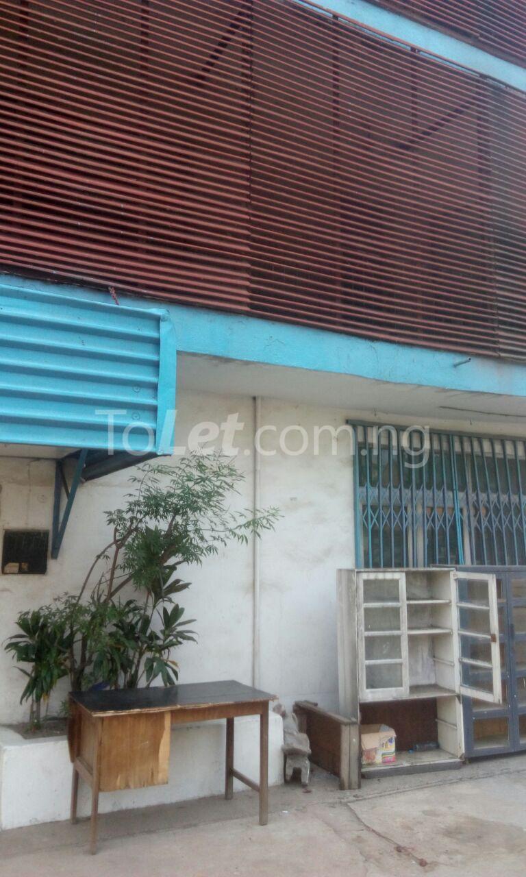 3 bedroom Flat / Apartment for rent Off Adekunle Lagos