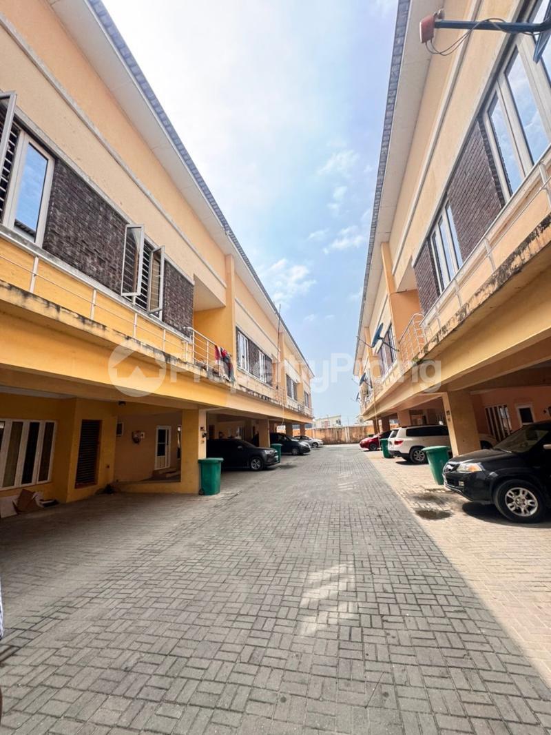 3 bedroom House for sale Orchid Road, Lafiaji Lekki Lagos