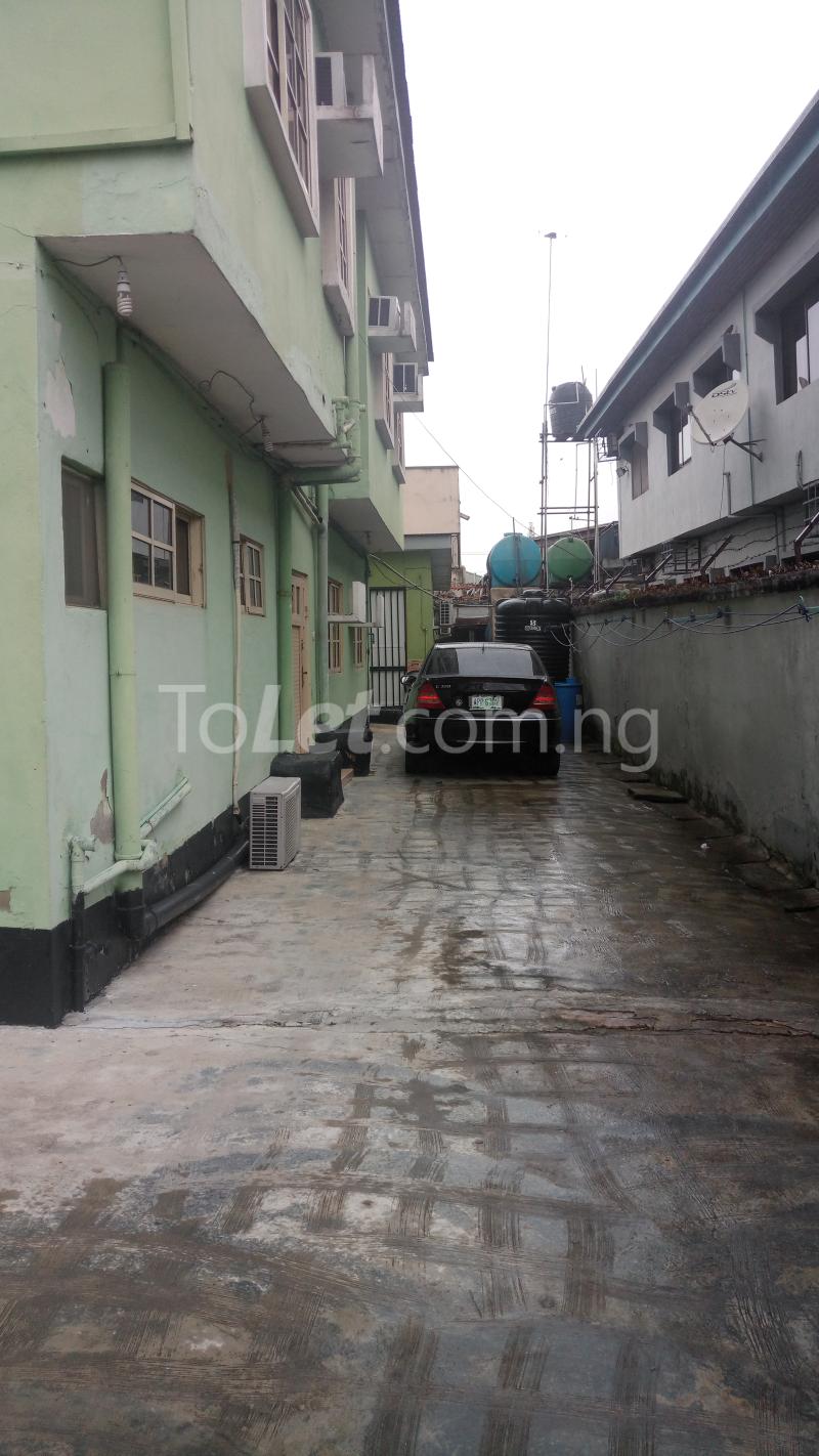 4 bedroom Flat / Apartment for rent Off Iwaya Road Onike Yaba Lagos