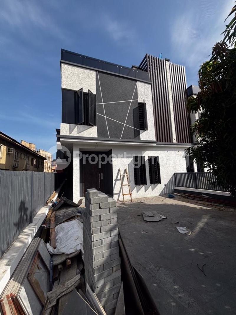4 bedroom House for sale Millenuim/UPS Gbagada Lagos