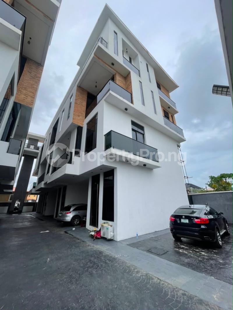 4 bedroom House for sale 2nd Toll Gate Lekki Lagos