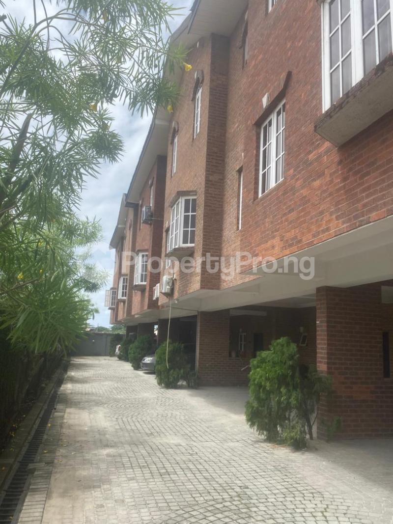 4 bedroom House for rent Lkate Ilasan Lekki Lagos