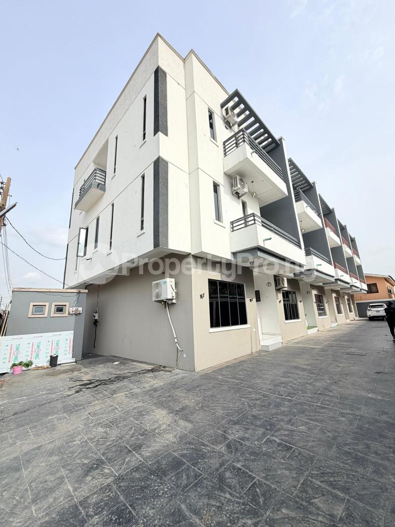 4 bedroom House for sale (olowora) Magodo GRA Phase 1 Ojodu Lagos
