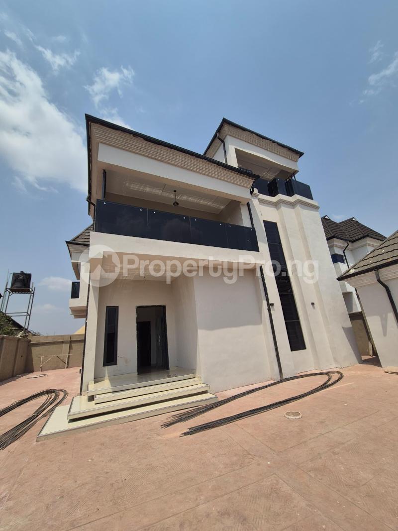 5 bedroom House for sale Adeoye Adeosun, Alao Akala Way, Ibadan Oyo