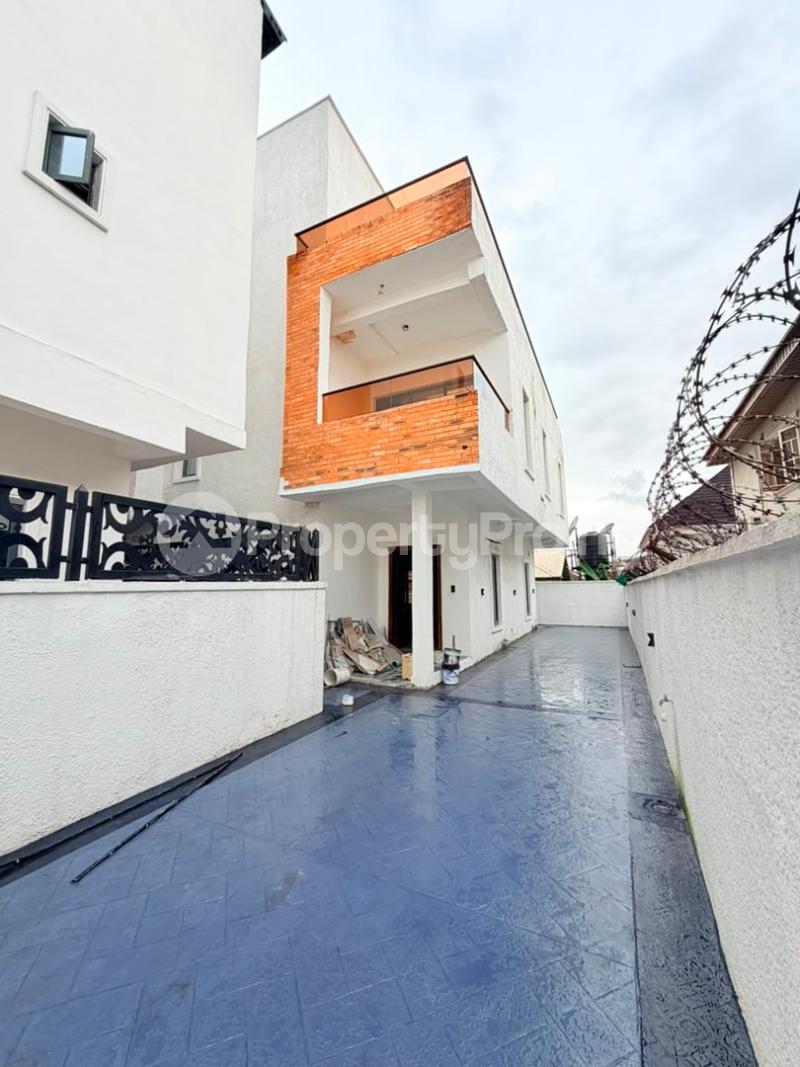5 bedroom House for sale Gra Phase 1 Magodo Kosofe/Ikosi Lagos