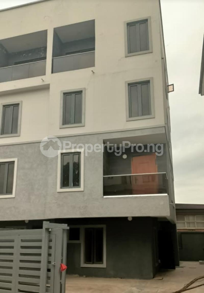 5 bedroom House for rent (in An Estate) Maryland Lagos