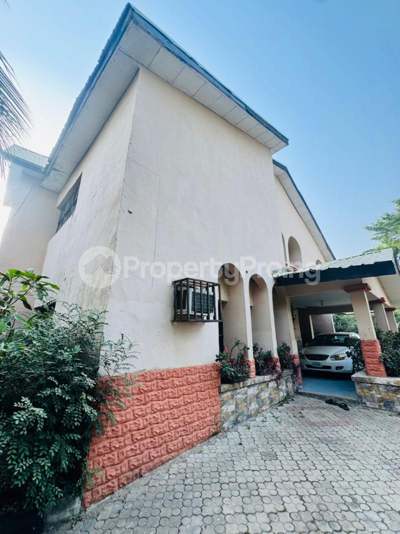 6 bedroom House for sale First Avenue Gwarinpa Abuja
