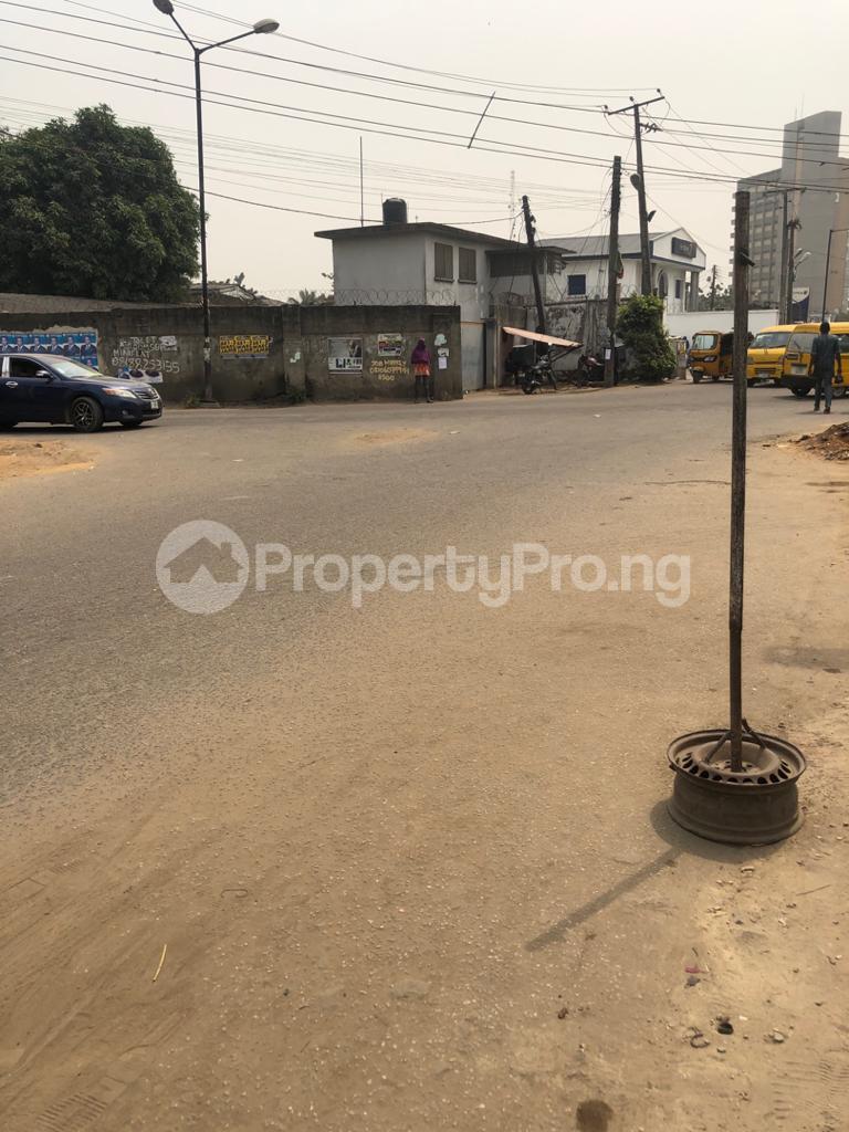 6 bedroom House for sale Beside Firstbank, Waec, Yaba. Yaba Lagos