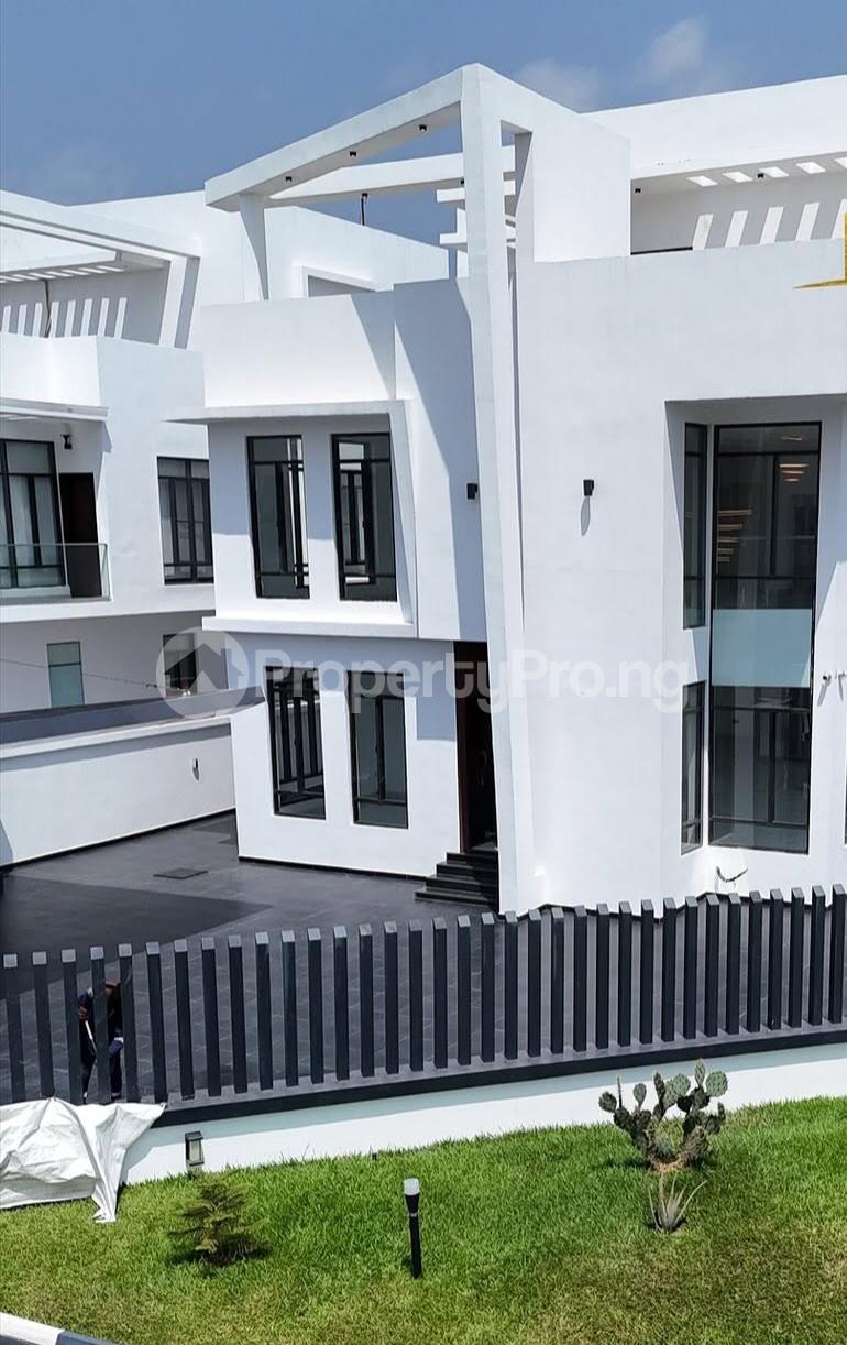 6 bedroom House for sale Pinnock Beach Est, Osapa london Lekki Lagos