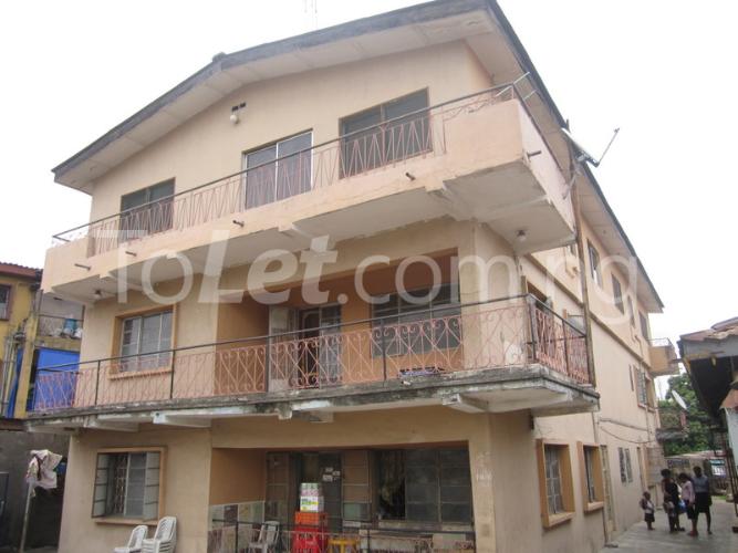 3 bedroom Flat / Apartment for rent Morounfolu Street,off Pako B/stop Yaba Yaba Lagos - 0