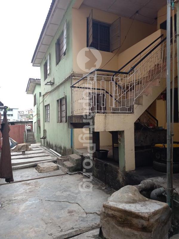 3 bedroom Flat / Apartment for rent Off Iwaya Road Iwaya Yaba Lagos