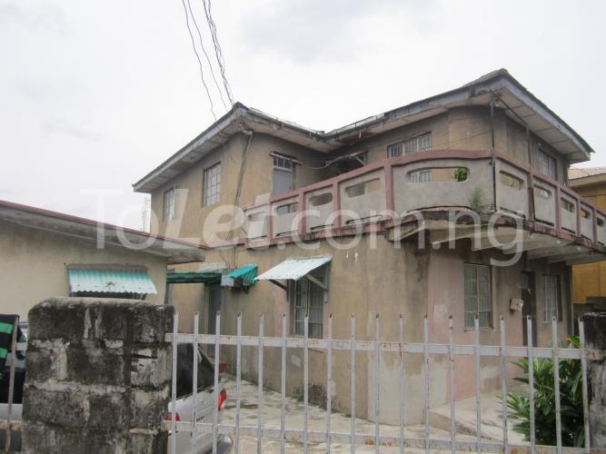 3 bedroom Flat / Apartment for rent Akinsoji Street,fadeyi Yaba Yaba Lagos - 0