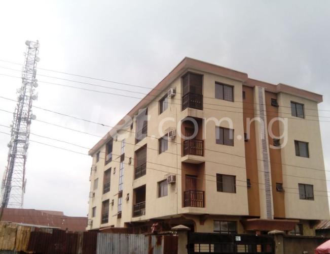 3 bedroom Flat / Apartment for rent Huge Road, Alagomeji Yaba Yaba Lagos