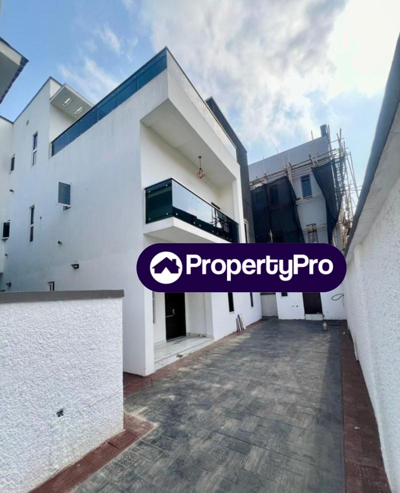 6 bedroom House for sale Gra Phase 2, Magodo, Ojodu Lagos