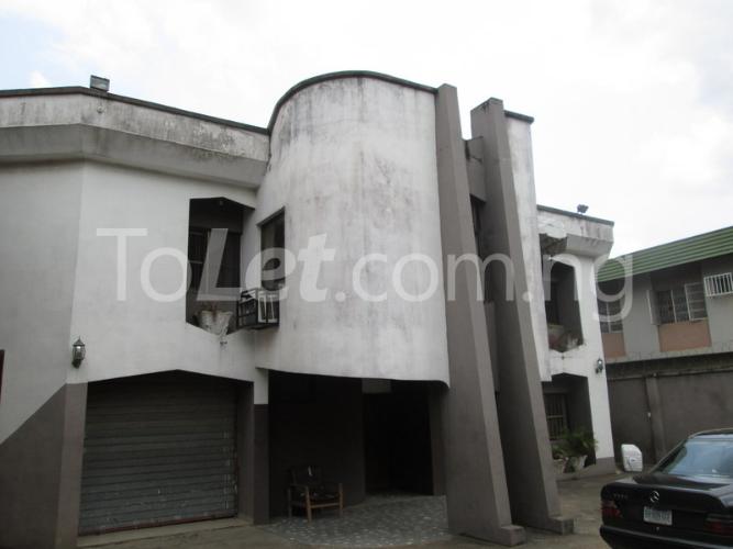 3 bedroom Flat / Apartment for rent Adeidowu Street Oshodi Expressway Oshodi Lagos