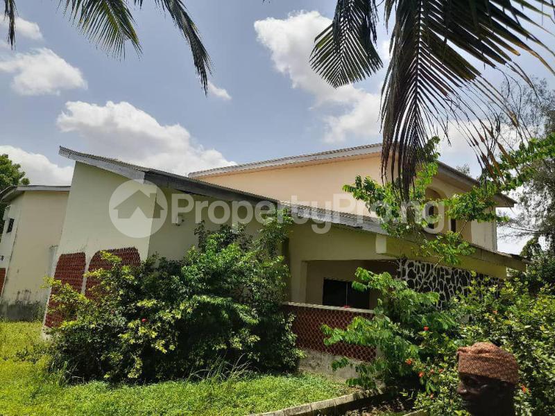 House for sale Osanaiye Crescent,overviewing Uch Agodi Ibadan Oyo