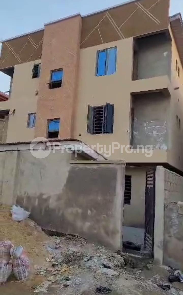 1 bedroom Flat / Apartment for rent Off Sholanke Yaba Lagos