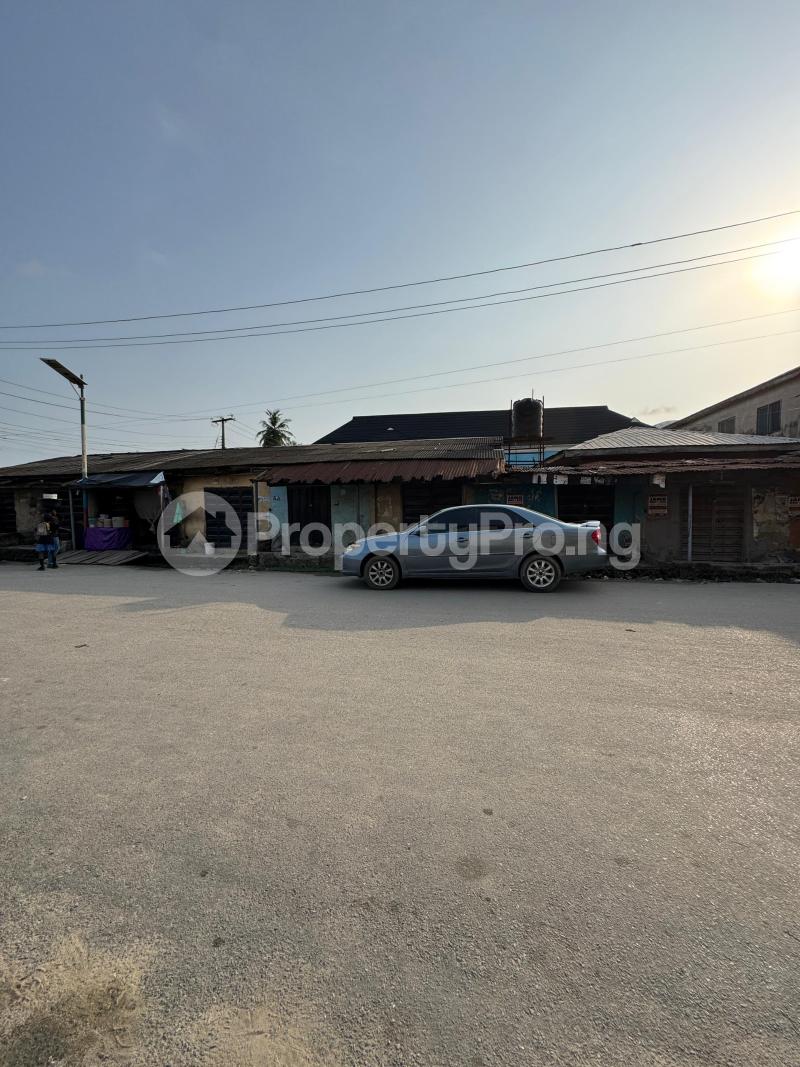 1 bedroom House for sale Off Adetola Surulere Lagos