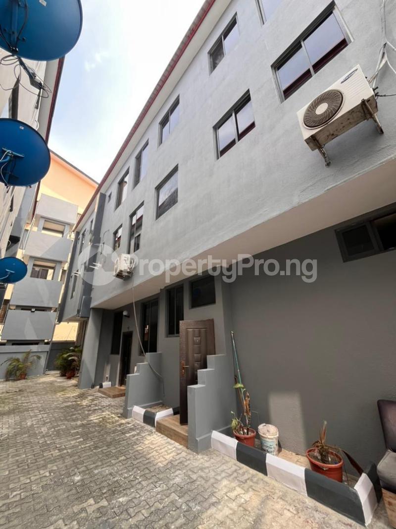 3 bedroom Flat / Apartment for sale Lekki Right, By Petrocam Filling Station, Opposite Zenith Bank Efe, Lekki Phase 1 Lekki Lagos