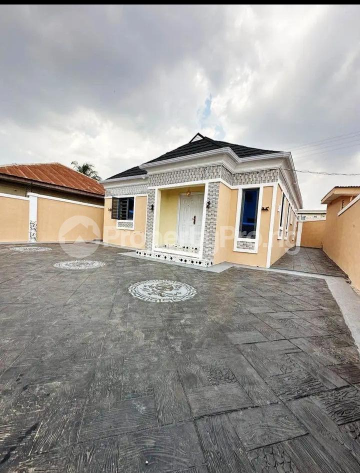 3 bedroom House for sale Olateju Avenue Akuru Elebu Off Ibadan Oyo