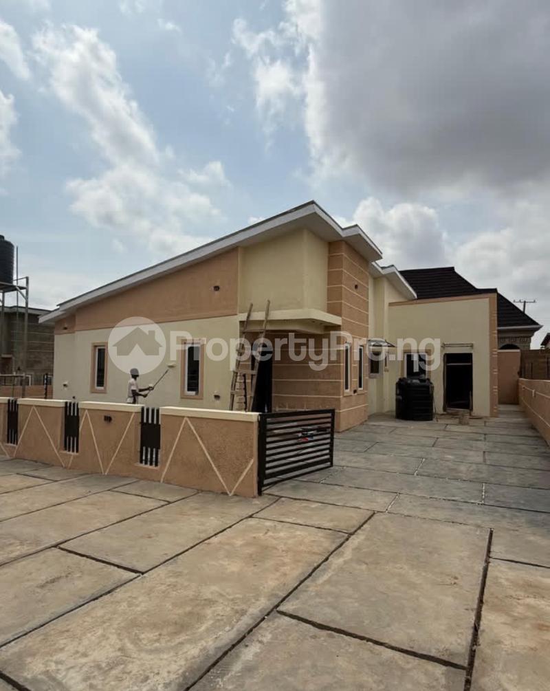 3 bedroom House for sale Monatan, Behind Owu Crown Hotel , Iwo Road Ibadan Oyo