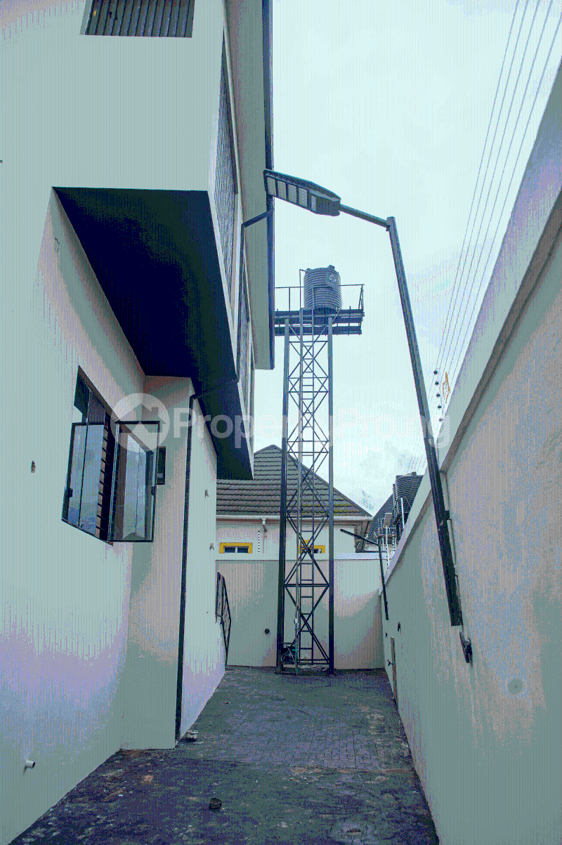 5 bedroom House for sale 4th Avenue, 3rd Close, Federal Housing Estate (malaysia Estate) Oshimili North Delta