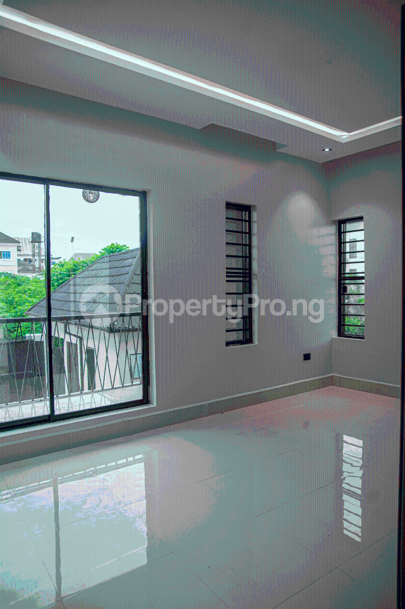 5 bedroom House for sale 4th Avenue, 3rd Close, Federal Housing Estate (malaysia Estate) Oshimili North Delta