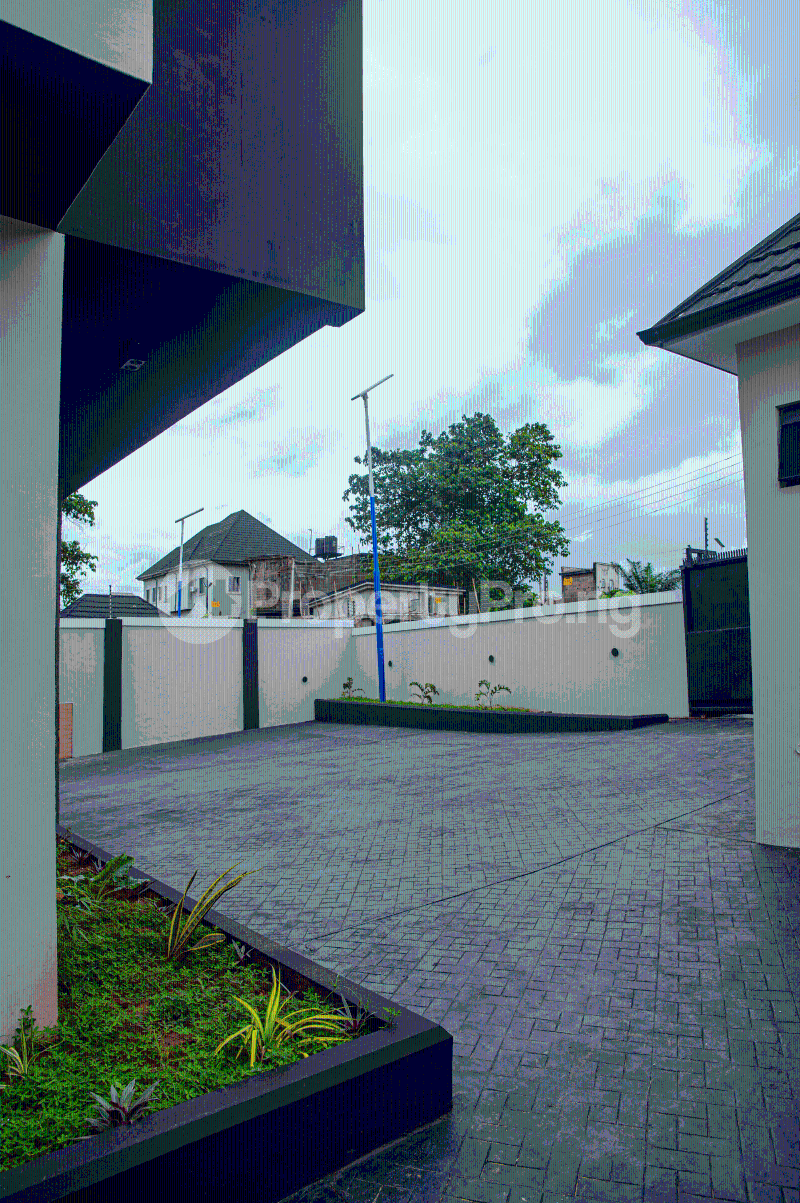 5 bedroom House for sale 4th Avenue, 3rd Close, Federal Housing Estate (malaysia Estate) Oshimili North Delta