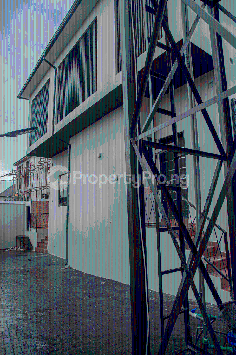 5 bedroom House for sale 4th Avenue, 3rd Close, Federal Housing Estate (malaysia Estate) Oshimili North Delta