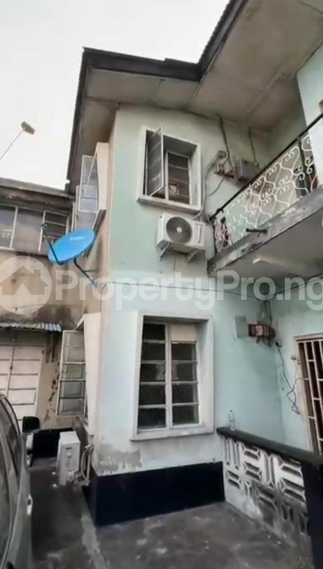 3 bedroom Flat / Apartment for sale Obanikoro Estate Obanikoro Shomolu Lagos