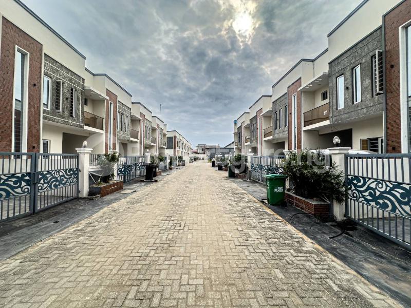 4 bedroom House for sale Abraham Adesanya Bustop, Ajah Lagos