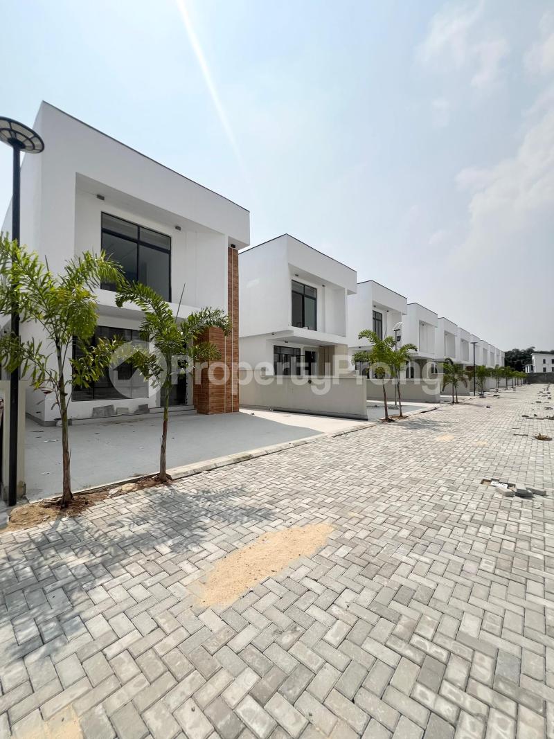 4 bedroom House for sale Orchid Road Lekki Lagos