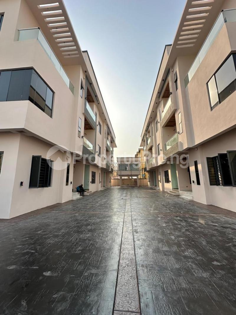 2 bedroom House for sale Admiralty Homes Estate, Behind James Hope University. Lekki Lagos